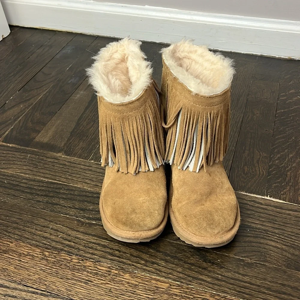 Ugg classic short fringe suede boot